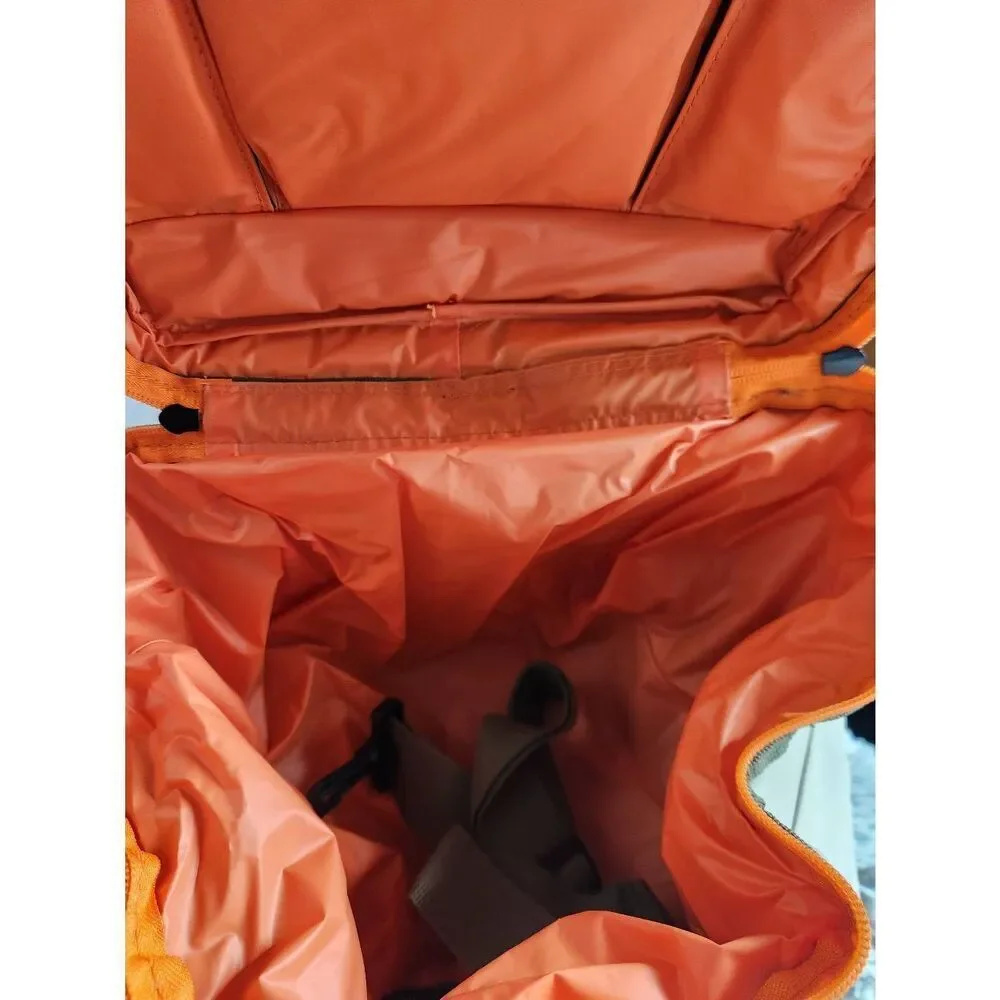 NWT Taln tan Flip top cooler bag with shoulder strap. Measures approx 12 wide, 9